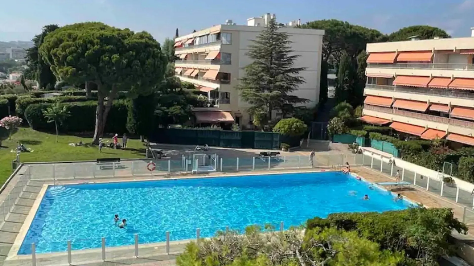 Magnifique Appartement 2 Chambres Avec Piscine Et Parking A Antibes - Fr-1-789-2 0*,  France