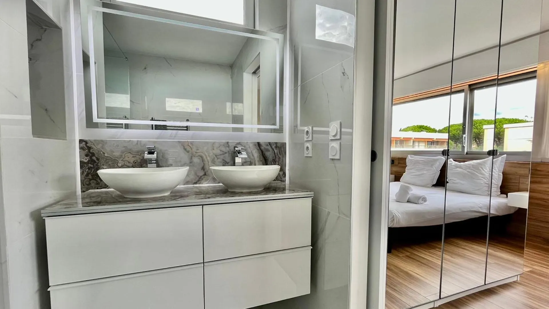 Magnifique Appartement 2 Chambres Avec Piscine Et Parking A Antibes - Fr-1-789-2