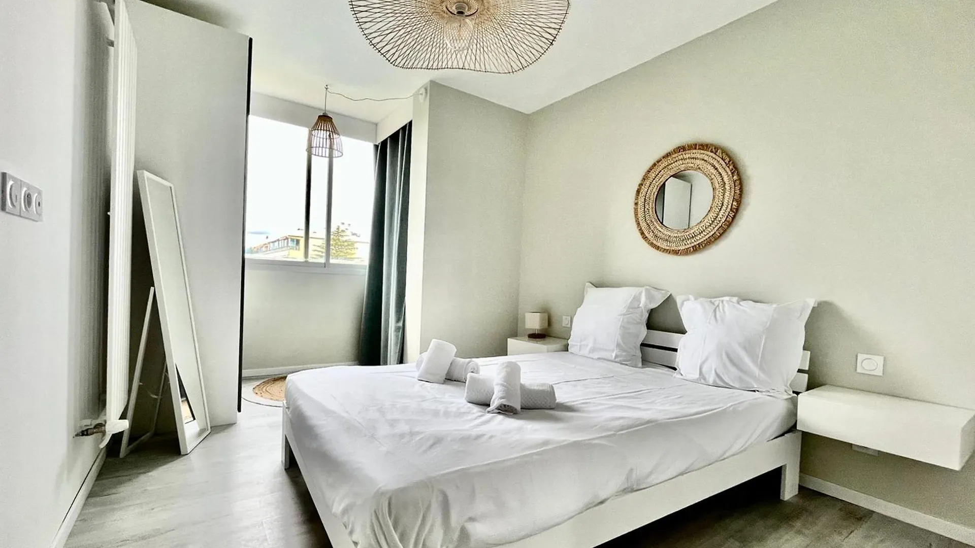 Magnifique Appartement 2 Chambres Avec Piscine Et Parking A Antibes - Fr-1-789-2 0*,