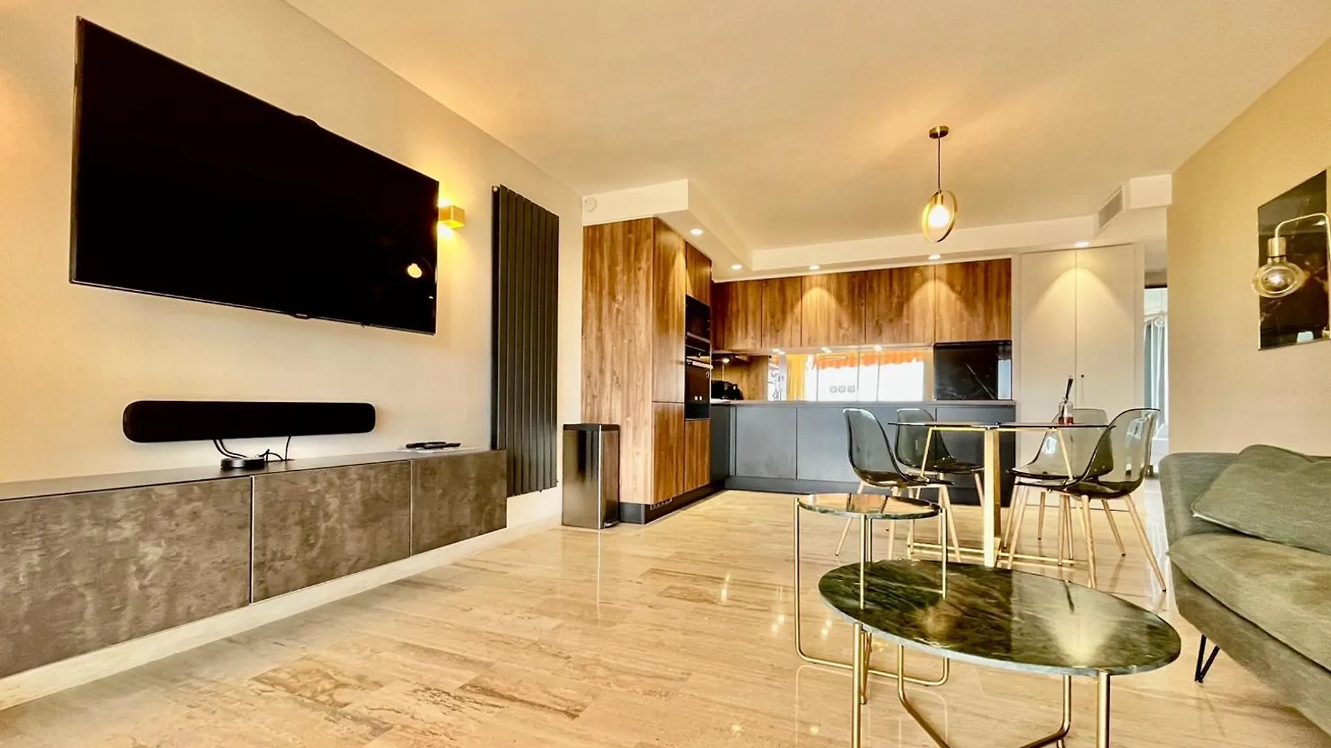 Magnifique Appartement 2 Chambres Avec Piscine Et Parking A Antibes - Fr-1-789-2