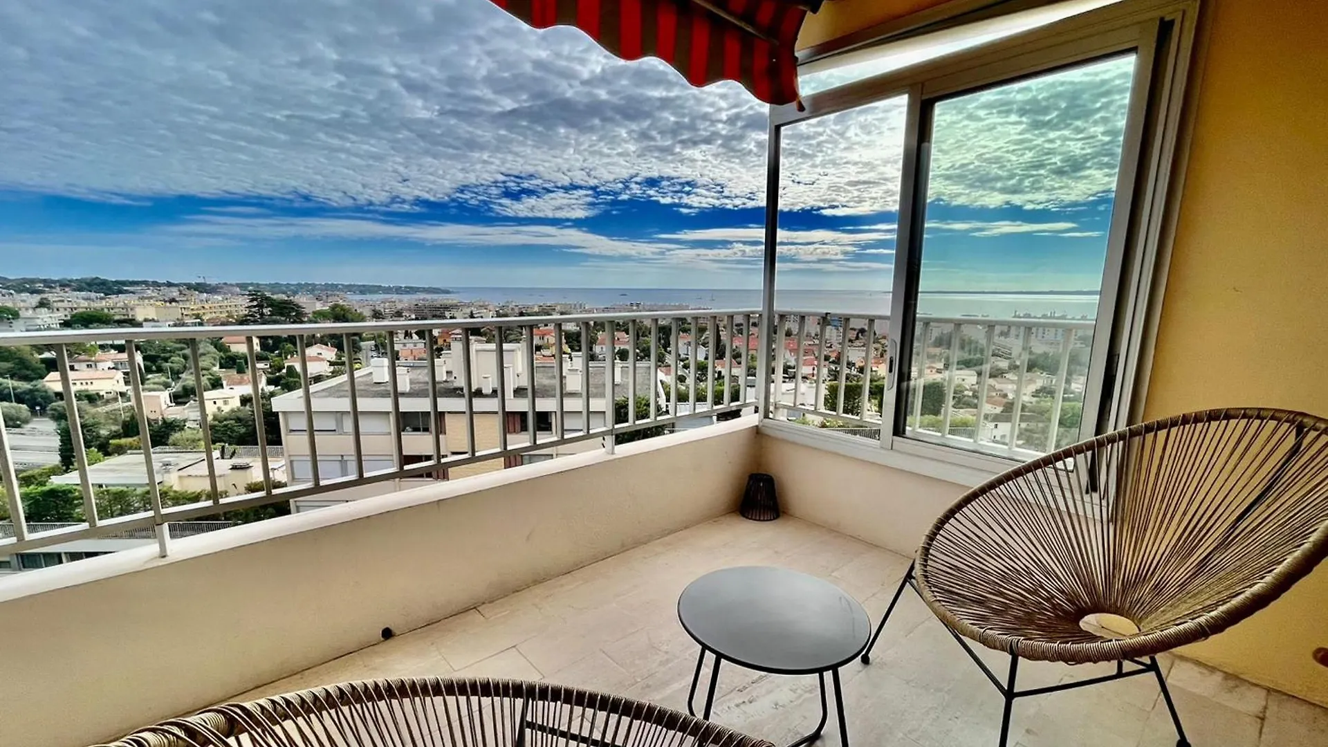 Magnifique Appartement 2 Chambres Avec Piscine Et Parking A Antibes - Fr-1-789-2